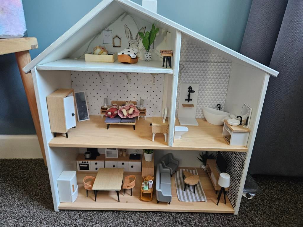 Houten poppenhuis met sylvanian konijntjes, Ophalen of Verzenden, Gebruikt, Poppenhuis