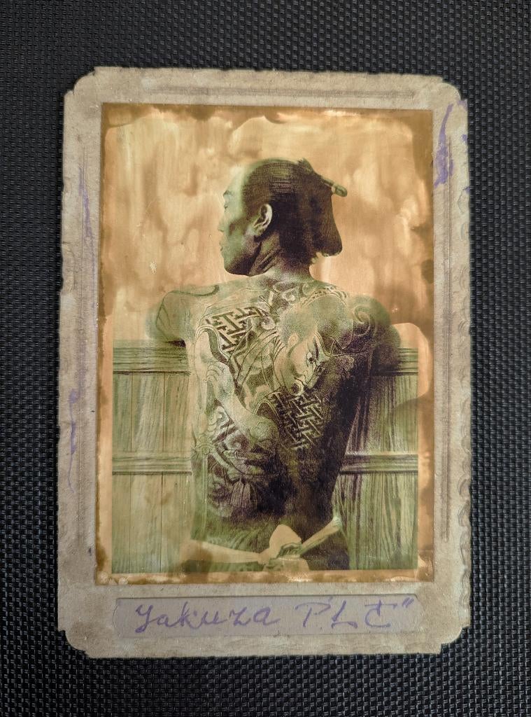 Foto's: "Yakuza", "Lezende Geisha" en "Yumihiki", Verzamelen, Foto's en Prenten, Gebruikt, Verzenden, Foto, Buitenland