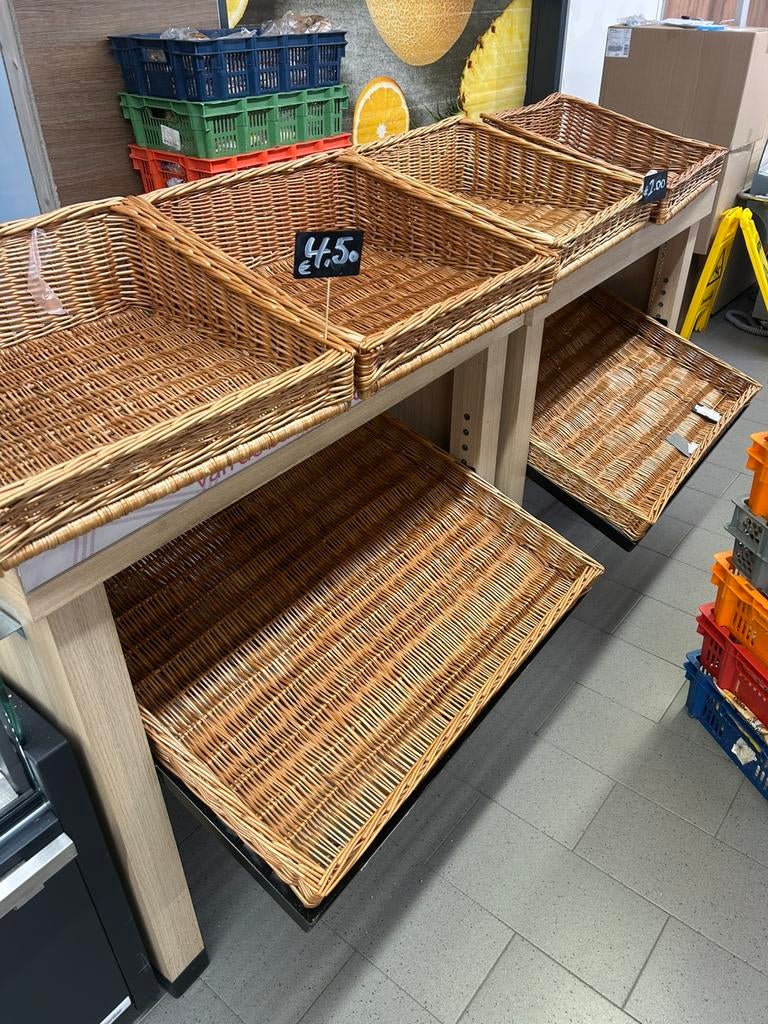 Bakkerijtafels met rieten manden – winkelinrichting, Zakelijke goederen, Kantoor en Winkelinrichting | Winkel en Inventaris, Ophalen
