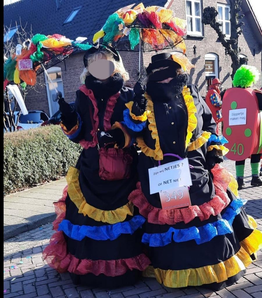 Carnavalskleding: 2 jassen, 2 rokken, 2 paraplu's, Maat 38/40 (M), Carnaval, Ophalen of Verzenden, Onbekend