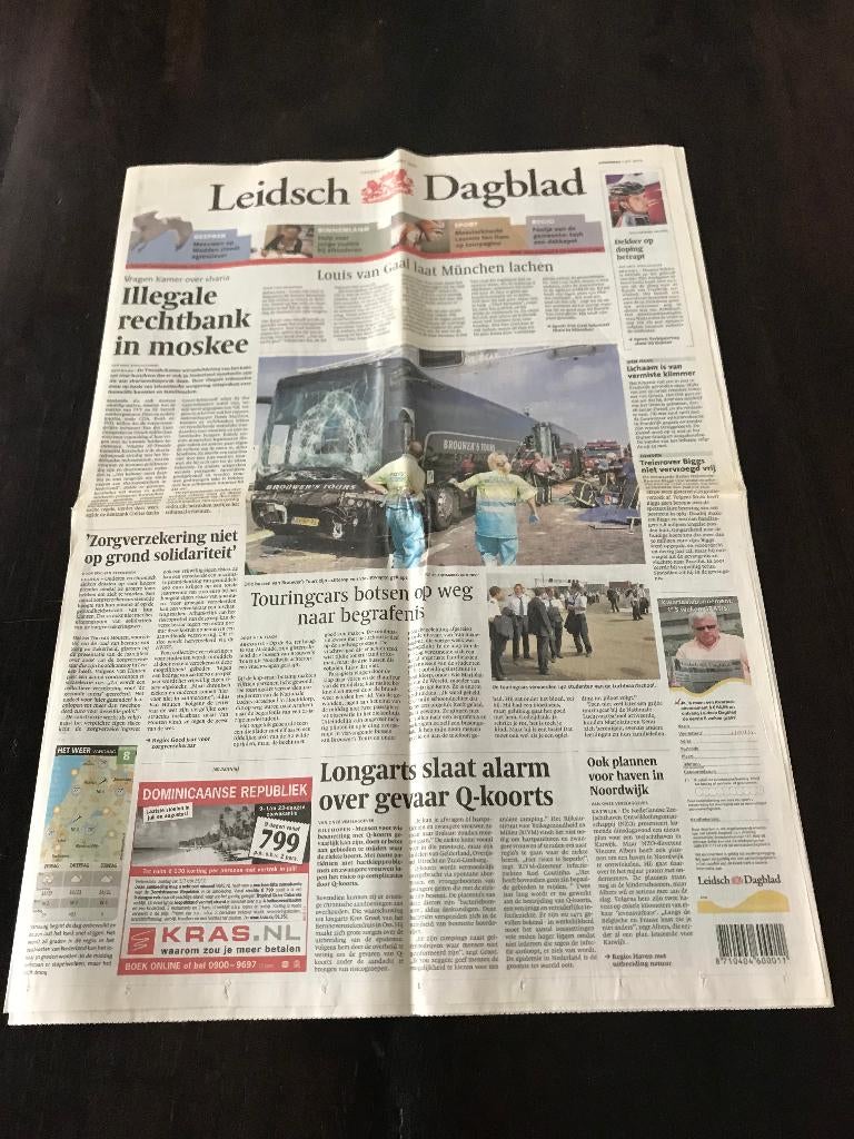 Leidsch Dagblad 2 juli 2009 Touringcars botsen op weg etc, Ophalen of Verzenden, 1980 tot heden, Krant