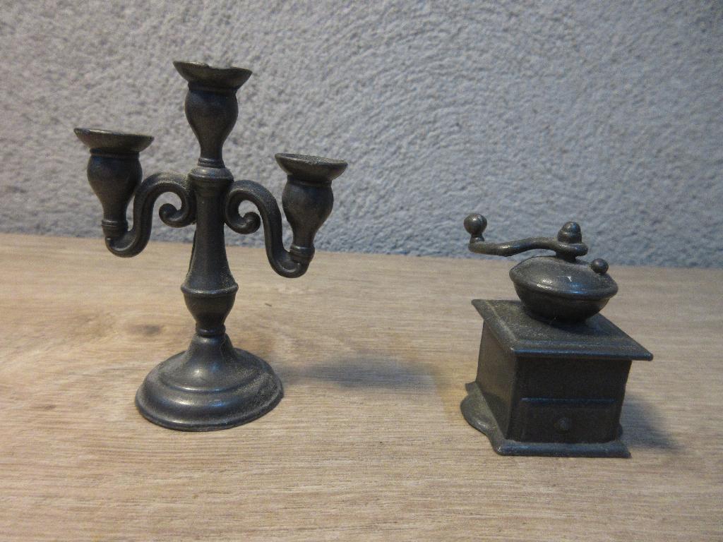 Miniatuur tinnen kandelaar en koffiemolen, Ophalen of Verzenden