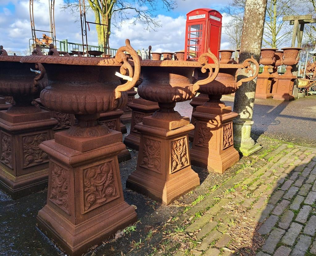 Antiek model gietijzeren tuinvaas op zuil mooi Frans model, Ophalen, Gebruikt