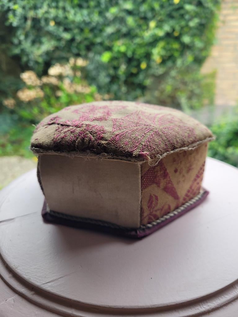 Antiek klein Frans stoffen doosje sierraden doosje, Antiek en Kunst, Curiosa en Brocante, Ophalen of Verzenden