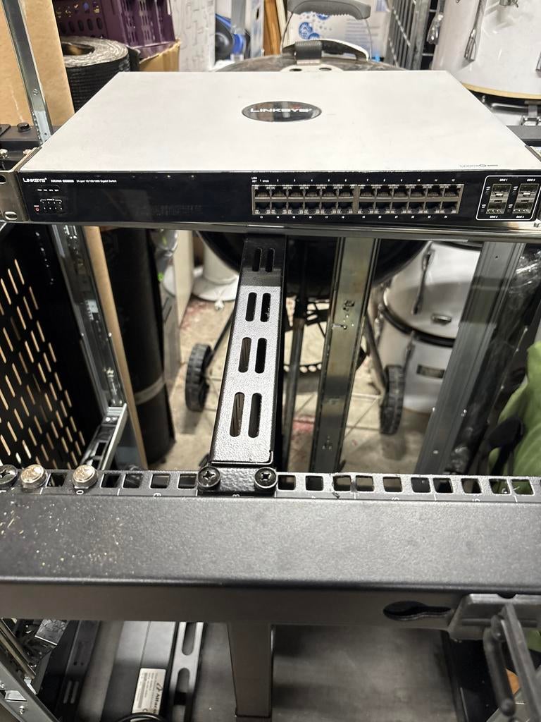 Linksys SGE2000 Gigabit Switch - 24 poorten, Computers en Software, Netwerk switches, F, Gebruikt, A, Ophalen of Verzenden