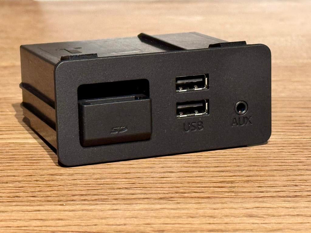 Mazda USB HUB D09H-669U0, Ophalen, Zo goed als nieuw
