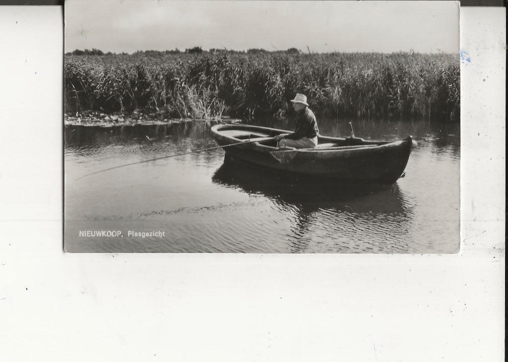 Nieuwkoop Plasgezicht met hengelaar in roeiboot 1970, Verzenden, 1960 tot 1980, Gelopen, Zuid-Holland