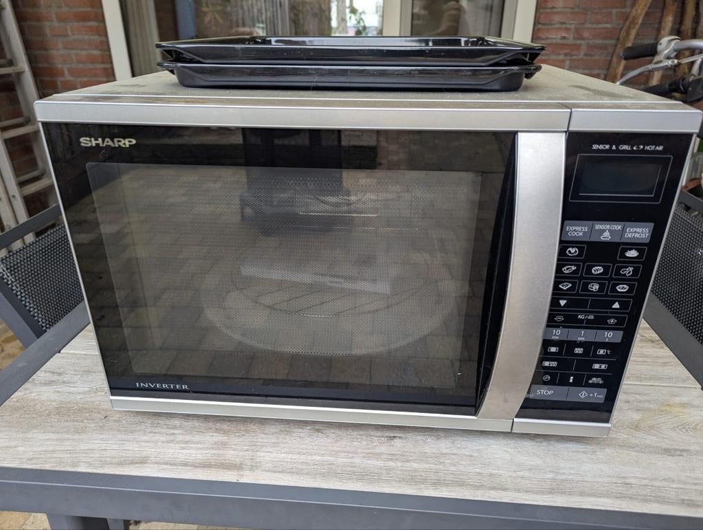 Sharp combi. Magnetron gedeelte werkt niet. Oven heel goed, Ophalen, Oven, Draaiplateau