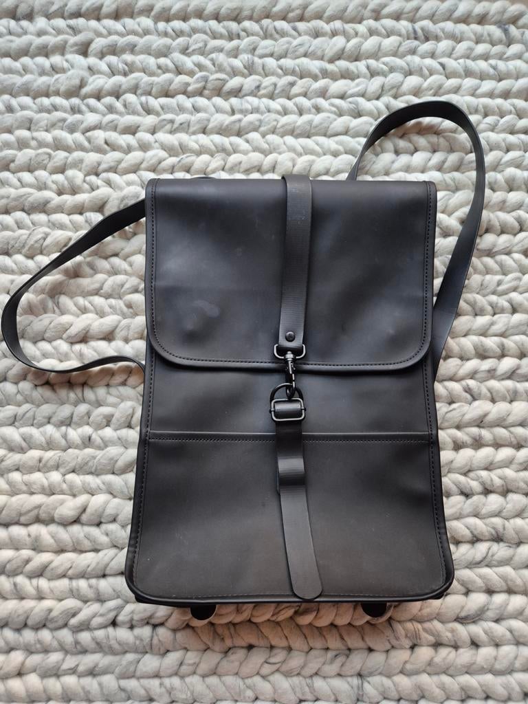 RAINS Rugtas Zwart, Sieraden, Tassen en Uiterlijk, Tassen | Rugtassen, 25 tot 40 cm, Zo goed als nieuw, Waterdicht, 30 tot 45 cm