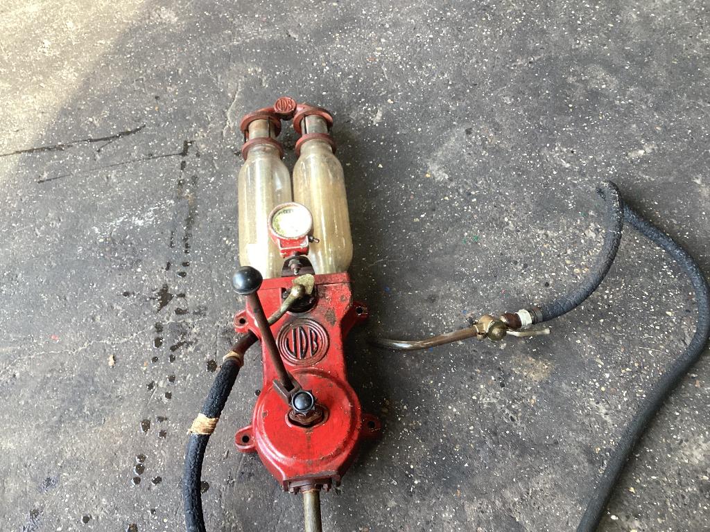 Antieke benzinepomp, Ophalen