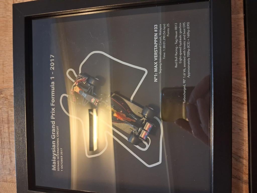 Max verstappen schaalmodel Sepang 2017 Framedwheels, Verzamelen, Automerken, Motoren en Formule 1, Zo goed als nieuw, Formule 1