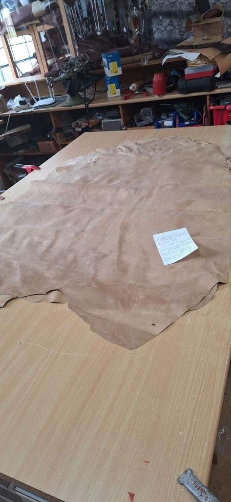 Pigskin prent, met een zeer fijn goud stipje., Hobby en Vrije tijd, Stoffen en Lappen, Nieuw, Leer of Kunstleer, 30 tot 120 cm