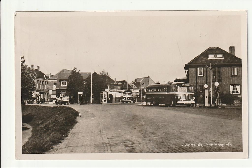 ZWARTSLUIS STATIONSPLEIN SHELL POMP NWH SCANIA VABIS MEDEMA, Verzamelen, Ophalen of Verzenden, 1940 tot 1960, Gelopen, Overijssel