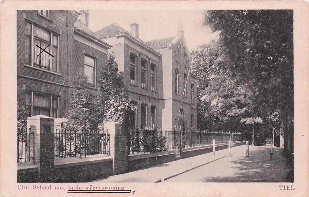 Tiel - Christelijke School met onderwijzerswoning (1925), Ophalen of Verzenden, 1920 tot 1940, Gelopen, Gelderland