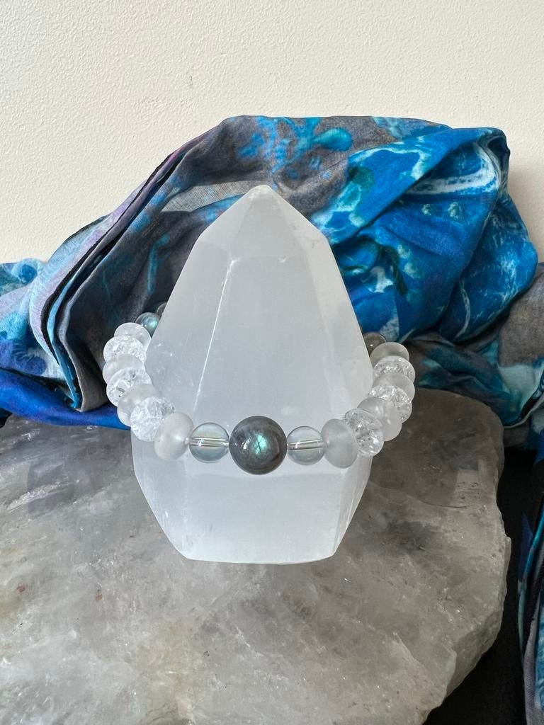 Bergkristal fire and ice iriskwarts labradoriet beschermt, Ophalen of Verzenden, Nieuw, Elastiek, Met bedels of kralen