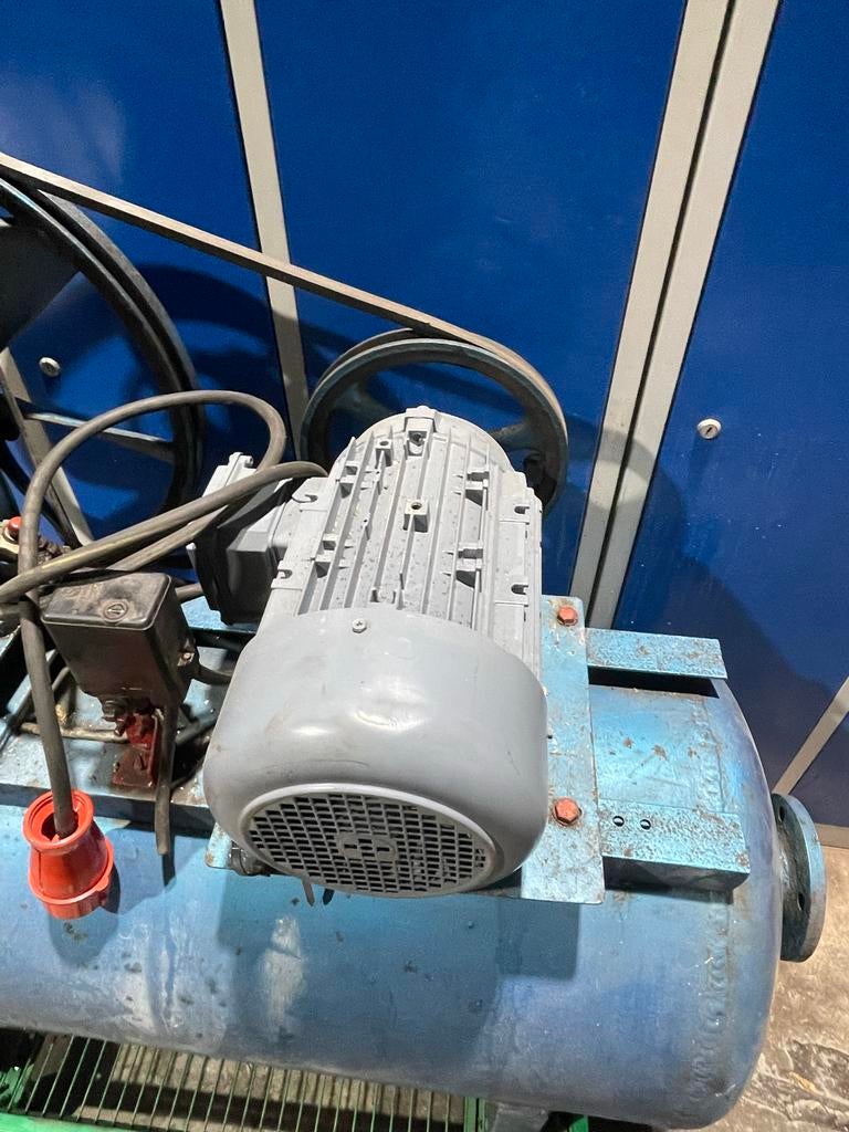 Grote degelijke compressor met nieuwe motor, 380V, Ophalen, Gebruikt, 400 tot 800 liter/min, Mobiel