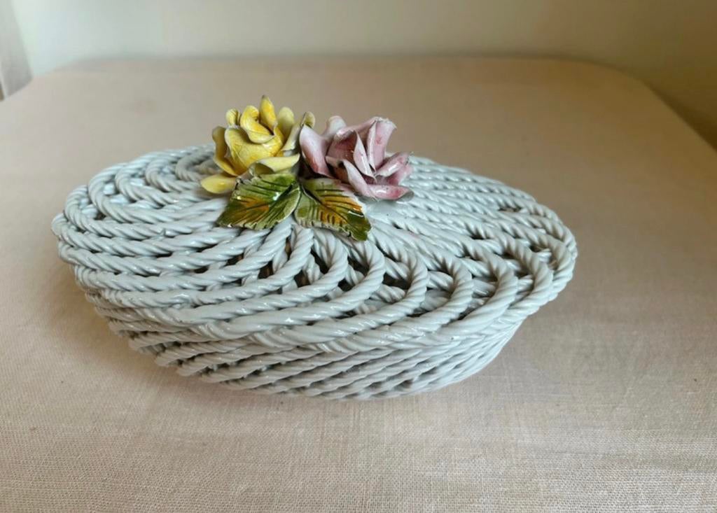 Mooie handgevlochten mand van porselein, Bassano, Antiek en Kunst, Ophalen of Verzenden