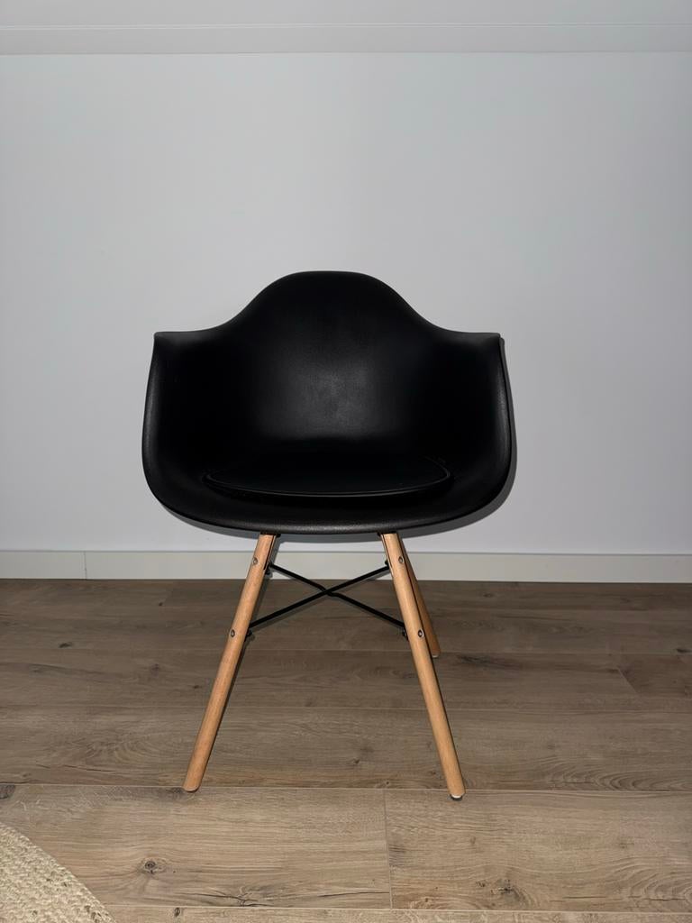 Zwarte stoel met houten poten (decoratief/functioneel), Zwart, Ophalen of Verzenden, Zo goed als nieuw, Eén