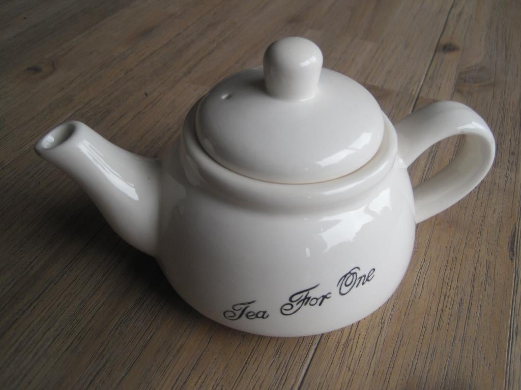 Theepotje.Gebroken wit.Br 20 cm.Diameter onderkant 12 cm., Huis en Inrichting, Keuken | Servies, Overige typen, Nieuw, Ophalen of Verzenden