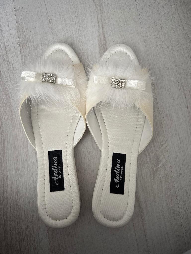 Dames pantoffels met mini hak, Ophalen of Verzenden, Zo goed als nieuw, Pantoffels of Sloffen