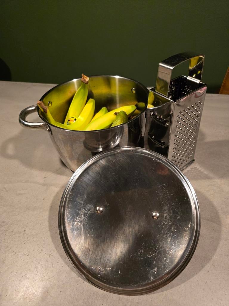 Ruime Ikea pan met deksel en rasp - Zo goed als nieuw, Kookpan of Snelkookpan, Ophalen of Verzenden, Zo goed als nieuw, Rvs