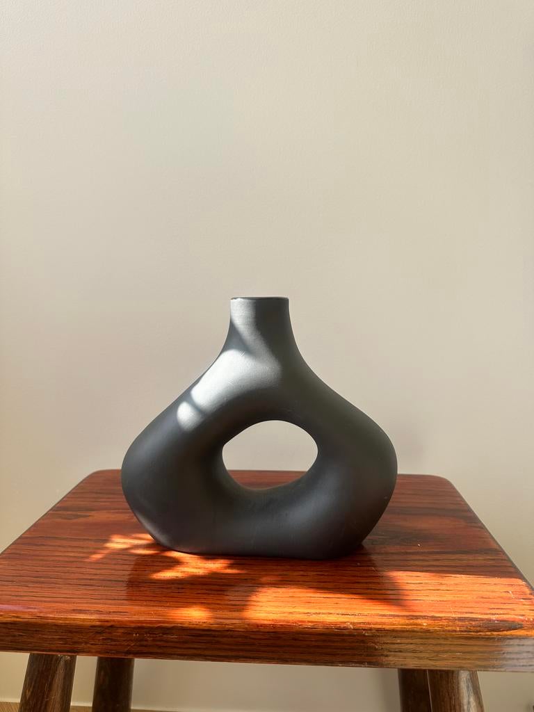 Sculpturale vaas H&M Home - Zwart - 20cm hoog, Ophalen, Gebruikt, Zwart, Aardewerk of Porselein
