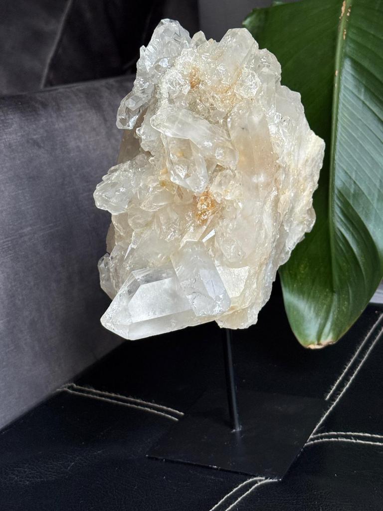 Groot stuk bergkristal op standaard 3,2kg met mooie punten!, Ophalen of Verzenden, Mineraal