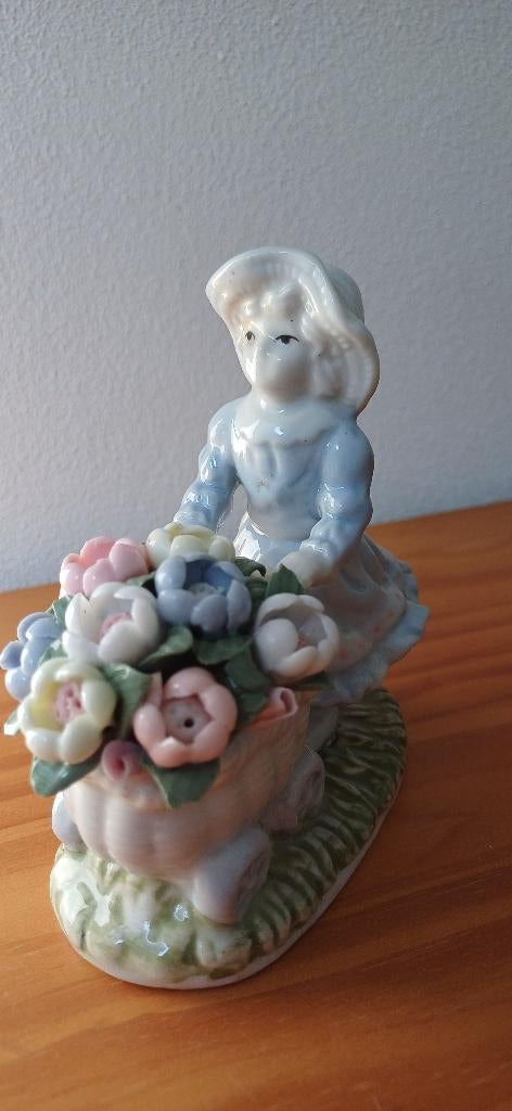 Decoratief porseleinen beeldje meisje met bloemenkar, Ophalen of Verzenden