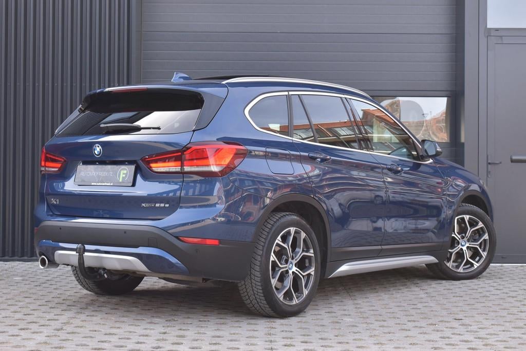 BMW X1 XDrive25e High Executive xLine | PANO | TREKHAAK | LE, 8 kWh, Gebruikt, Blauw, Vierwielaandrijving