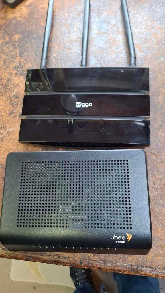 Ziggo Extra wifi-punt en Ubee EVW3200 modem, Computers en Software, Ophalen of Verzenden