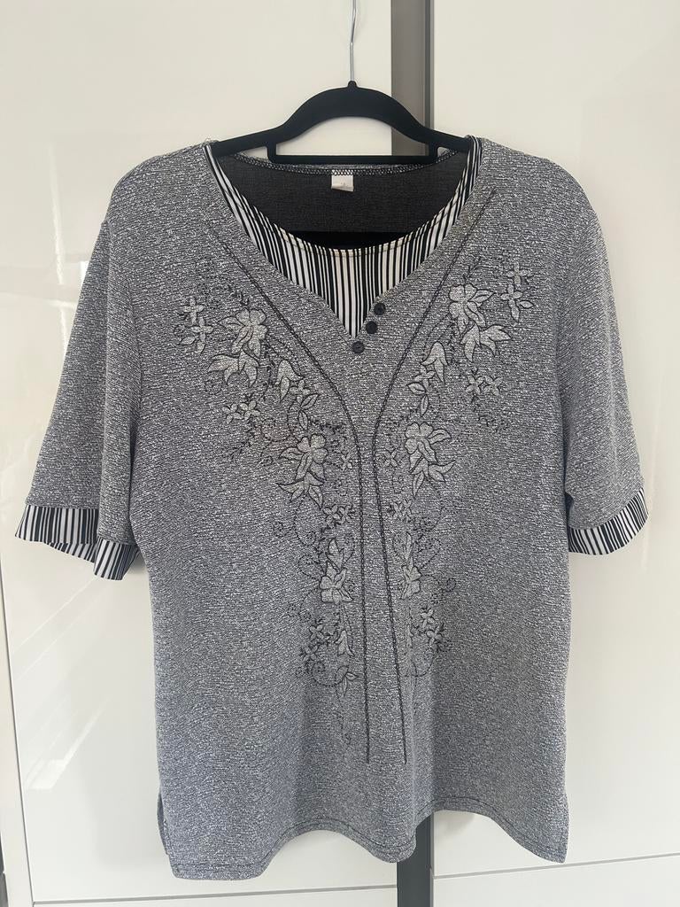 Grijze dames top met bloemen, maat 50/52, Kleding | Dames, Tops, Maat 46/48 (XL) of groter, Ophalen of Verzenden, Korte mouw, Grijs