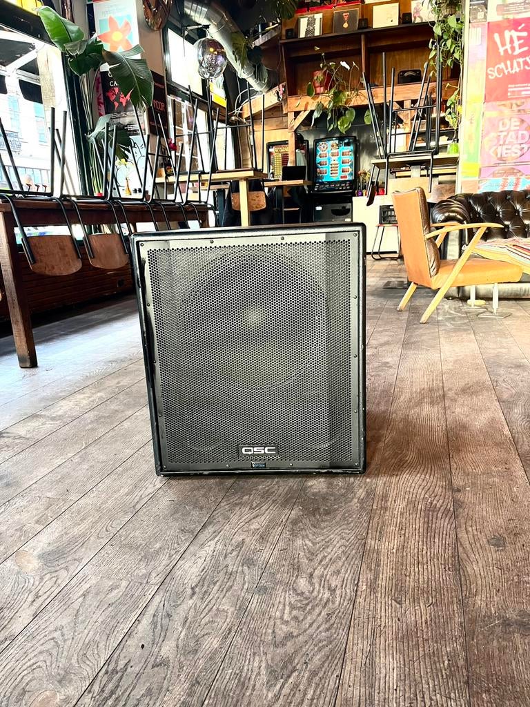 QSC HPR151i 15" Powered 700 Watt Subwoofer, Gebruikt, Subwoofer, 120 watt of meer, Ophalen