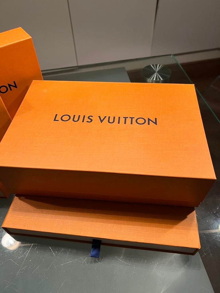 Brand new authentic LOUIS VUITTON boxes with lints, Ophalen of Verzenden, Nieuw, Geel, Overige typen