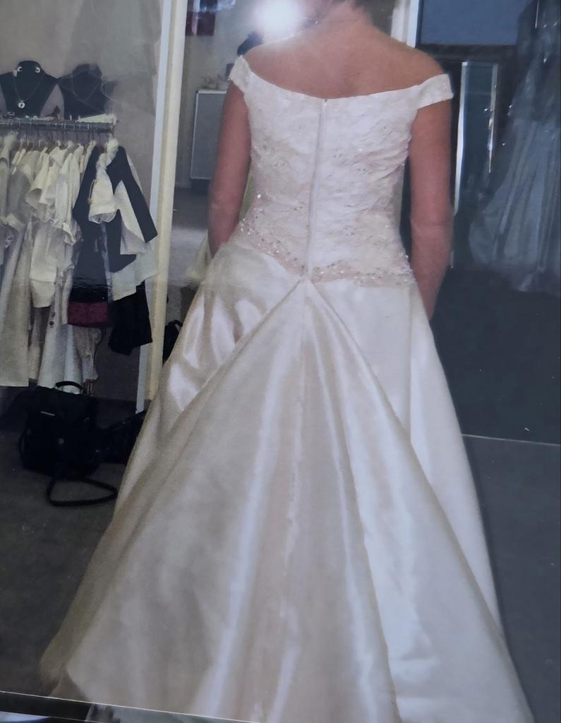 Elegante Trouwjurk Wit met Goud, Maat 40, Ophalen of Verzenden, Gedragen, Wit, Trouwjurk