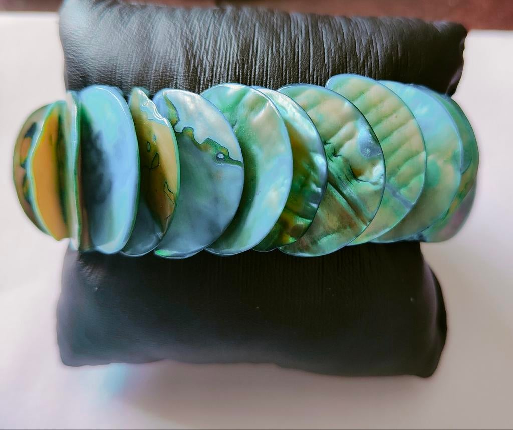 Parelmoer elastische lichtblauwe schelp armband, Ophalen of Verzenden, Zo goed als nieuw, Blauw