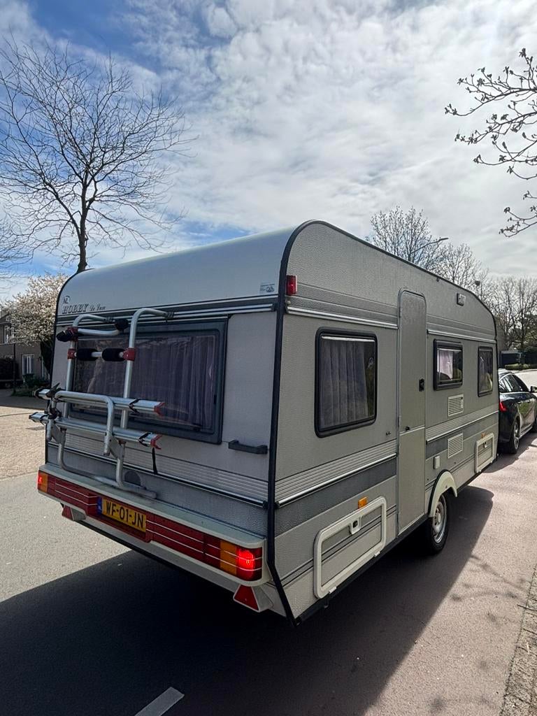 SUPER NETTE HOBBY De luxe met voortent luifel & slaapcabine, Caravans en Kamperen, Caravans, Rondzit, Hobby, Bedrijf, 750 - 1000 kg