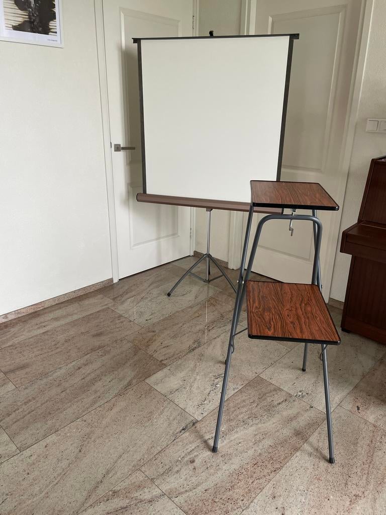Projectiescherm op statief en projectortafel, Ophalen