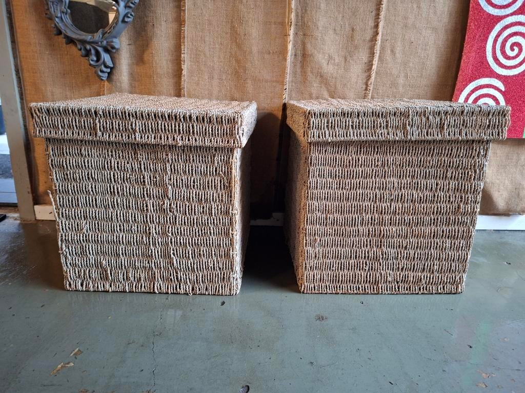 Twee grote rieten manden met deksel, Ophalen