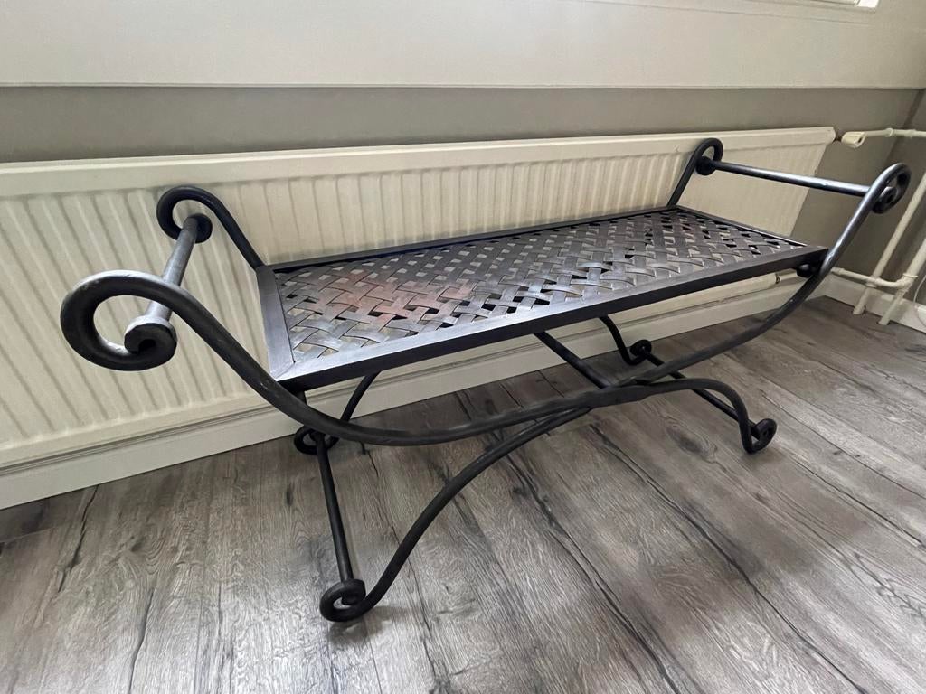 Gietijzeren bankje, Ophalen