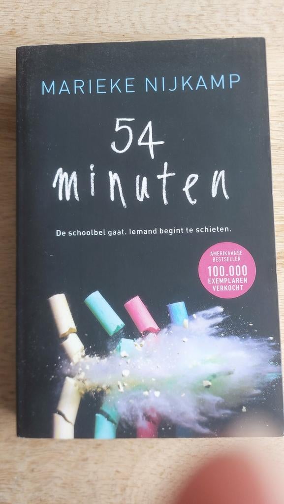 54 minuten - door Marieke Nijkamp, Boeken, Ophalen of Verzenden, Zo goed als nieuw