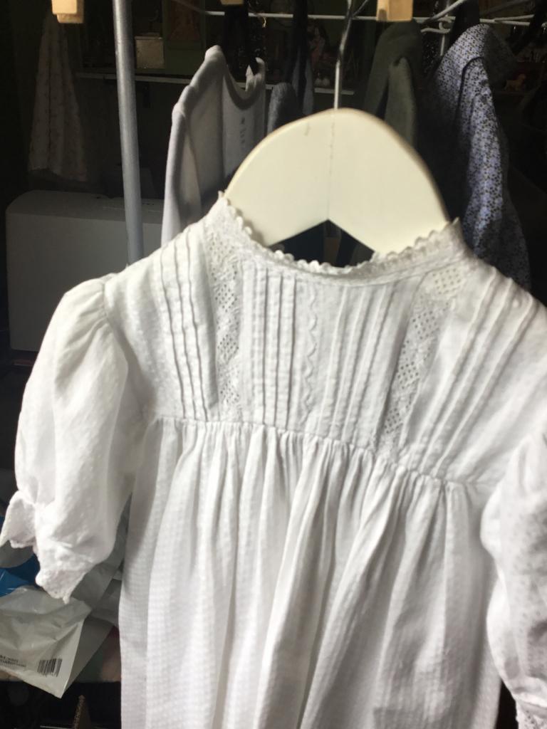 Wit doopjurkje ( een paar kleine vlekjes), Antiek en Kunst, Ophalen of Verzenden