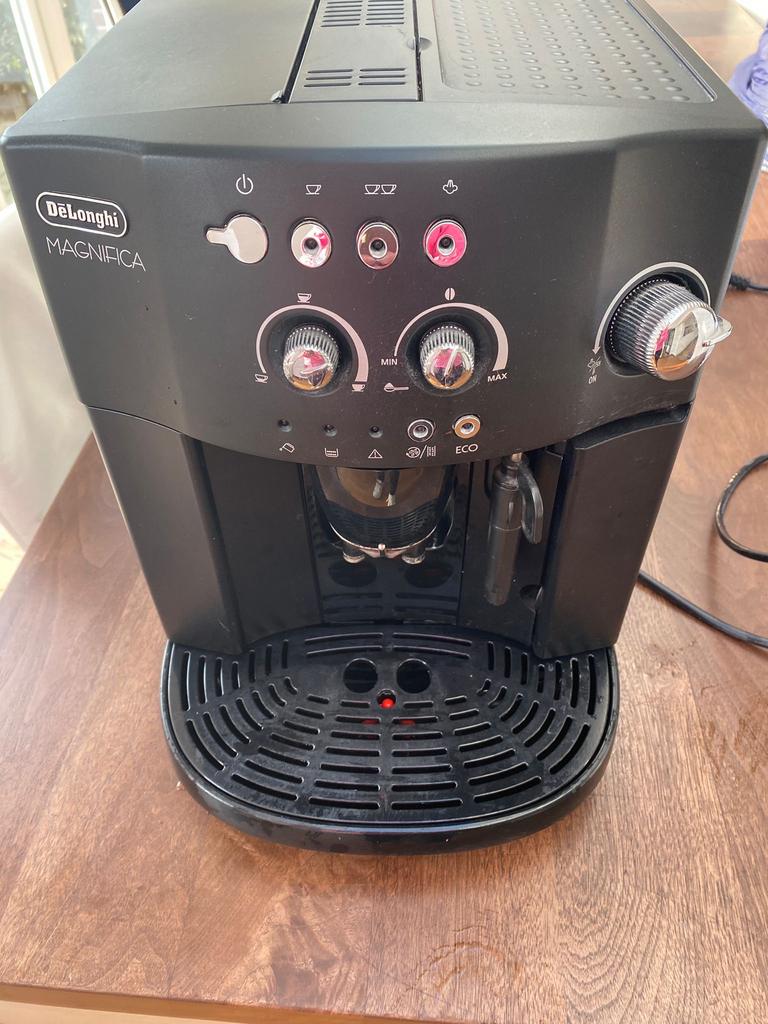 Delonghi Magnifica volautomatische espressomachine, Witgoed en Apparatuur, Koffiezetapparaten, Ophalen, Gebruikt, Gemalen koffie