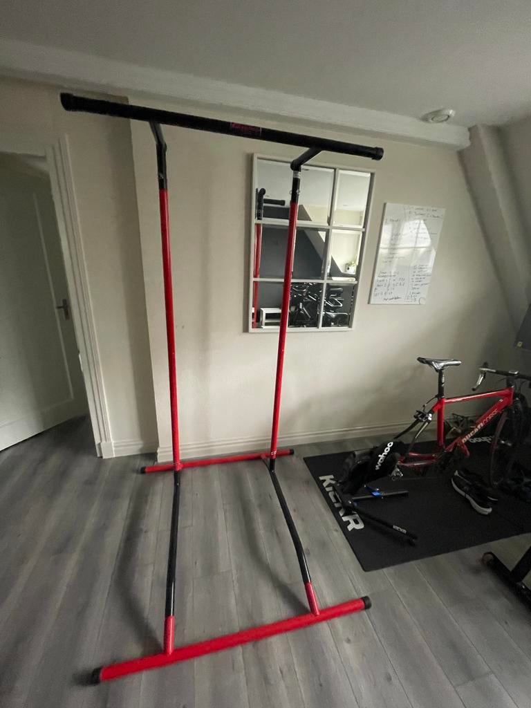 Rood-zwart pull up rek, Ophalen, Gebruikt, Armen, Oprekstang