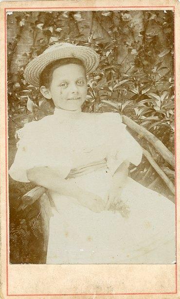 CDV – Meisje met hoed, A.C. CORDES LEIDEN (?) (PH055), Verzamelen, Foto's en Prenten, Verzenden, Voor 1940, Gebruikt, Kind