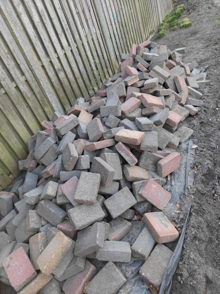 Diverse tegels, betonklinkers en trommelsteen, Ophalen