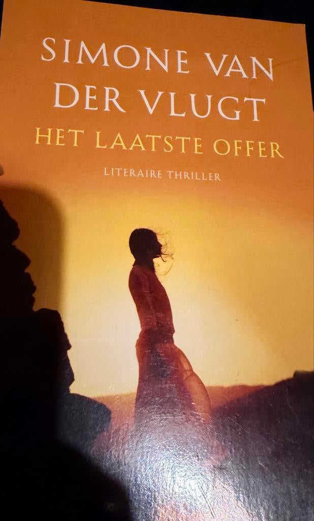 Het Laatste Offer - Simone van der Vlugt (Z.g.a.n.), Ophalen of Verzenden, Zo goed als nieuw