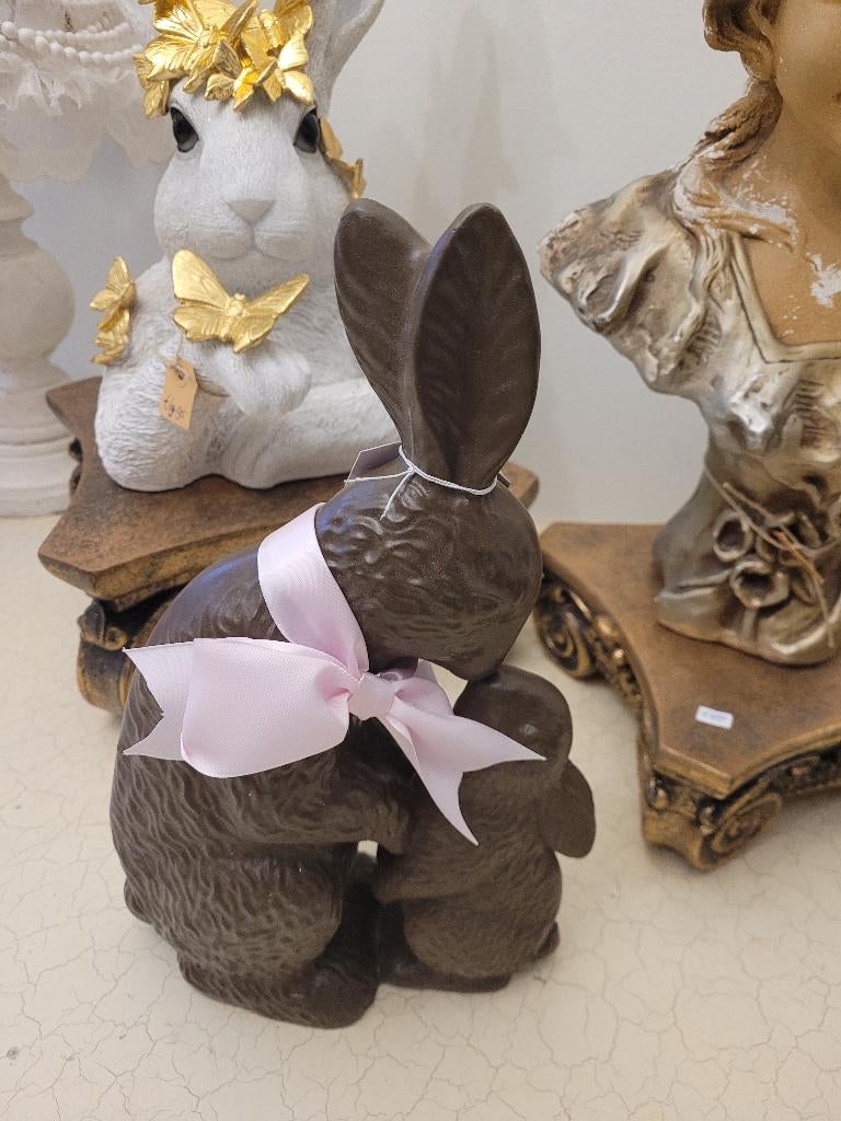 Beeldje paashaas moeder met kind lijkt net echte chocolade, Diversen, Pasen, Heikant 21 Kaatsheuvel, Belle Vieille Brocante, Nieuw