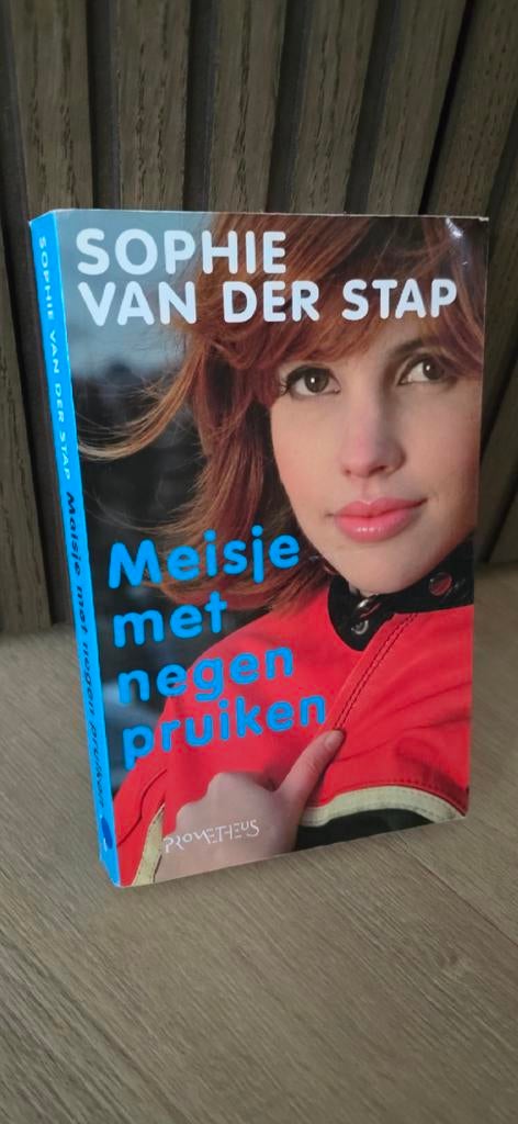 Sophie van der Stap - Meisje met negen pruiken, Ophalen of Verzenden, Zo goed als nieuw, Sophie van der Stap