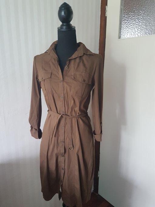 Zgan Dressire doorknoop jurk taupe met ceintuur 38 M, Maat 38/40 (M), Bruin, Verzenden, Zo goed als nieuw