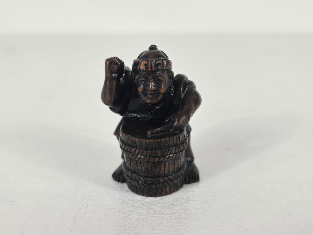 Netsuke man die mochisuki maakt, hout, Japan, Edo-periode, Antiek en Kunst, Kunst | Beelden en Houtsnijwerken, Houtsnijwerk, Hout
